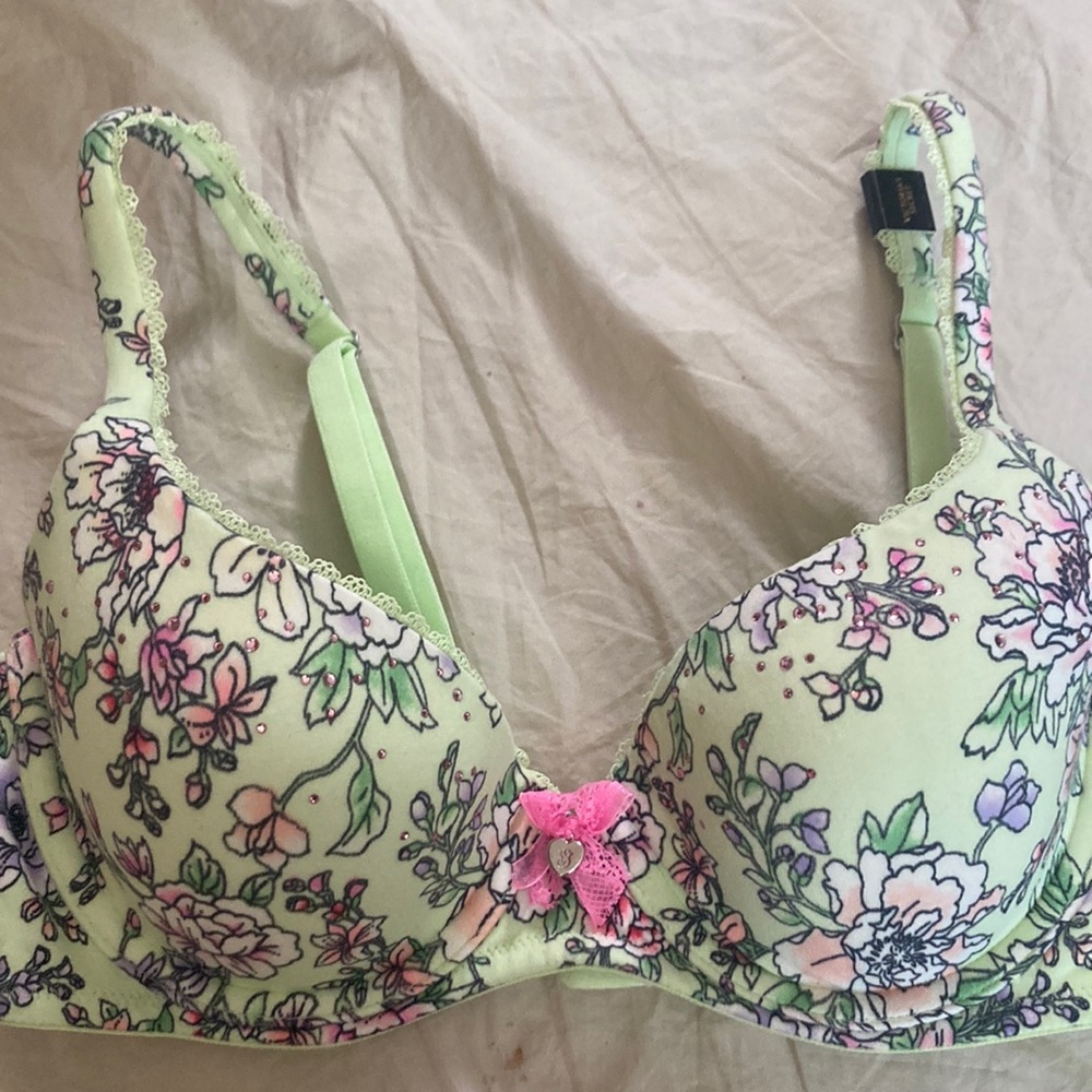 Green flowered Victoria’s Secret body by Victoria bra size 34B new